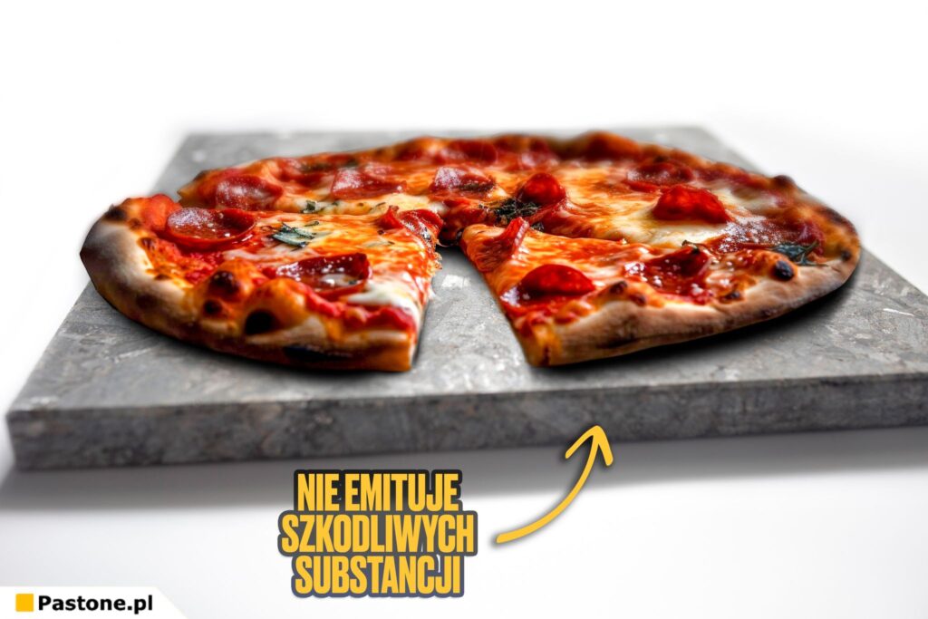Pokrojona pizza na kamieniu do pieczenia z napisem Nie emituje szkodliwych substancji,