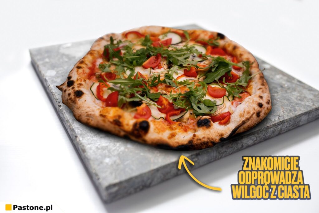 Pizza z rukolą, pomidorkami i serem na kamieniu do pizza z napisem znakomicie odprowadza wilgoć ciasta