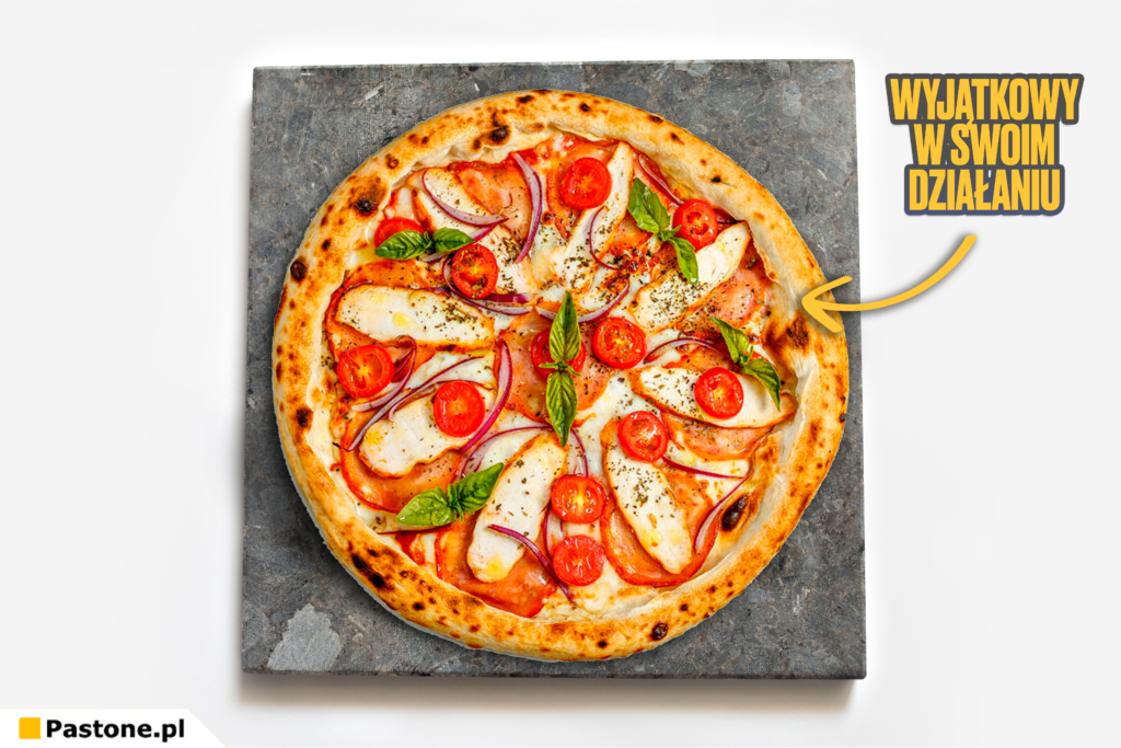 Pizza z mozzarellą, pomidorkami cherry, cebulą i bazylią na kamieniu do pizzy z napisem Wyjątkowy w swoim działaniu